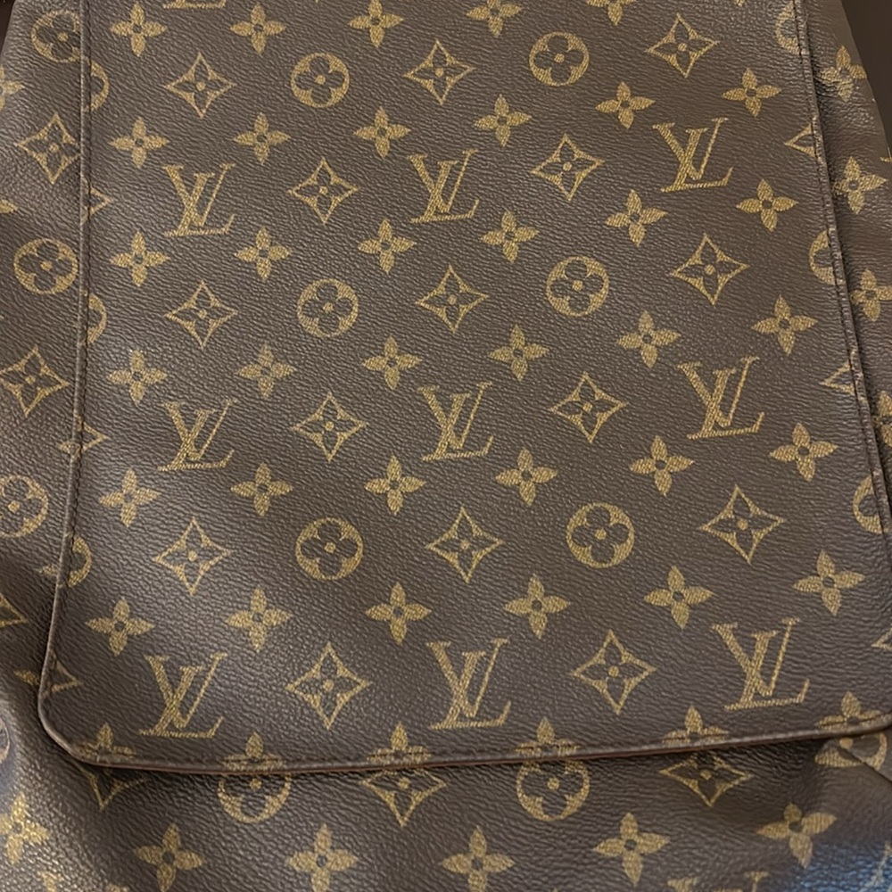 Louis Vuitton bag. Good condition. Comes with COA! - Picture 13 of 13